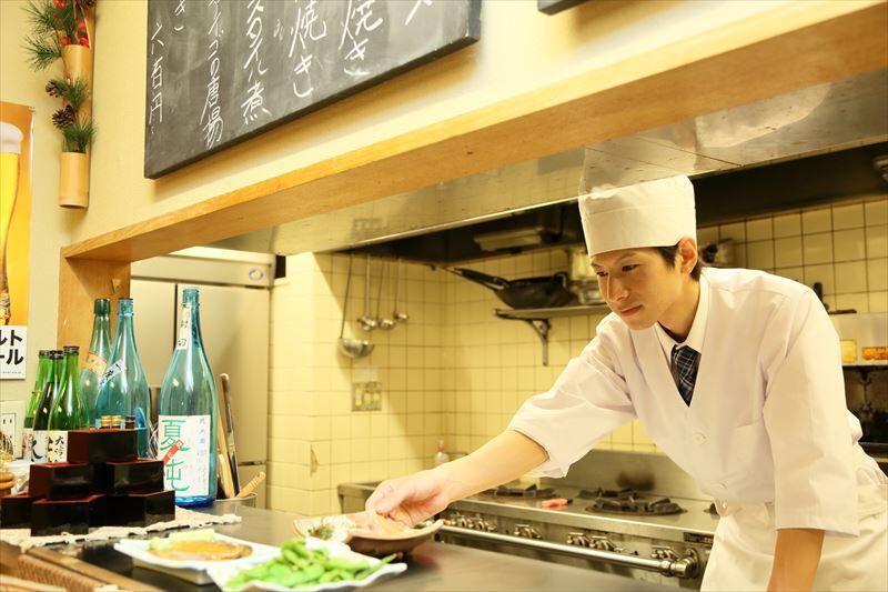 料理を出すスタッフ