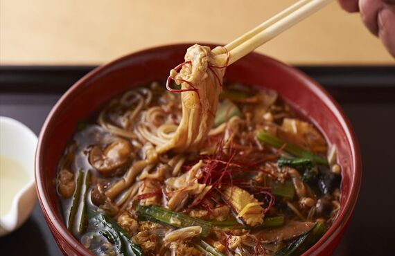 三茶で営業を行っているそば店では中華風のつゆが特長の朱せいろが人気です